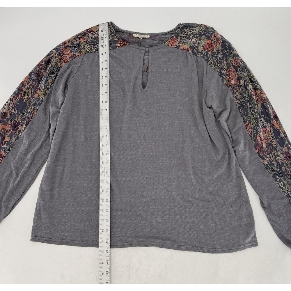 GIMMICKS by BKE Knit Blouse Size L Gray Floral Sheer Sleeve Boho Hippie Western - Picture 9 of 10